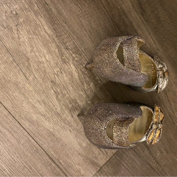 Nine West Silver  4” Heels Size 8 - Picture 2 of 4